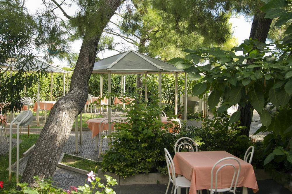 Hotel La Maestra Grottammare Exterior foto